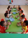 Nhóm trẻ Trại Bò đang ăn trưa