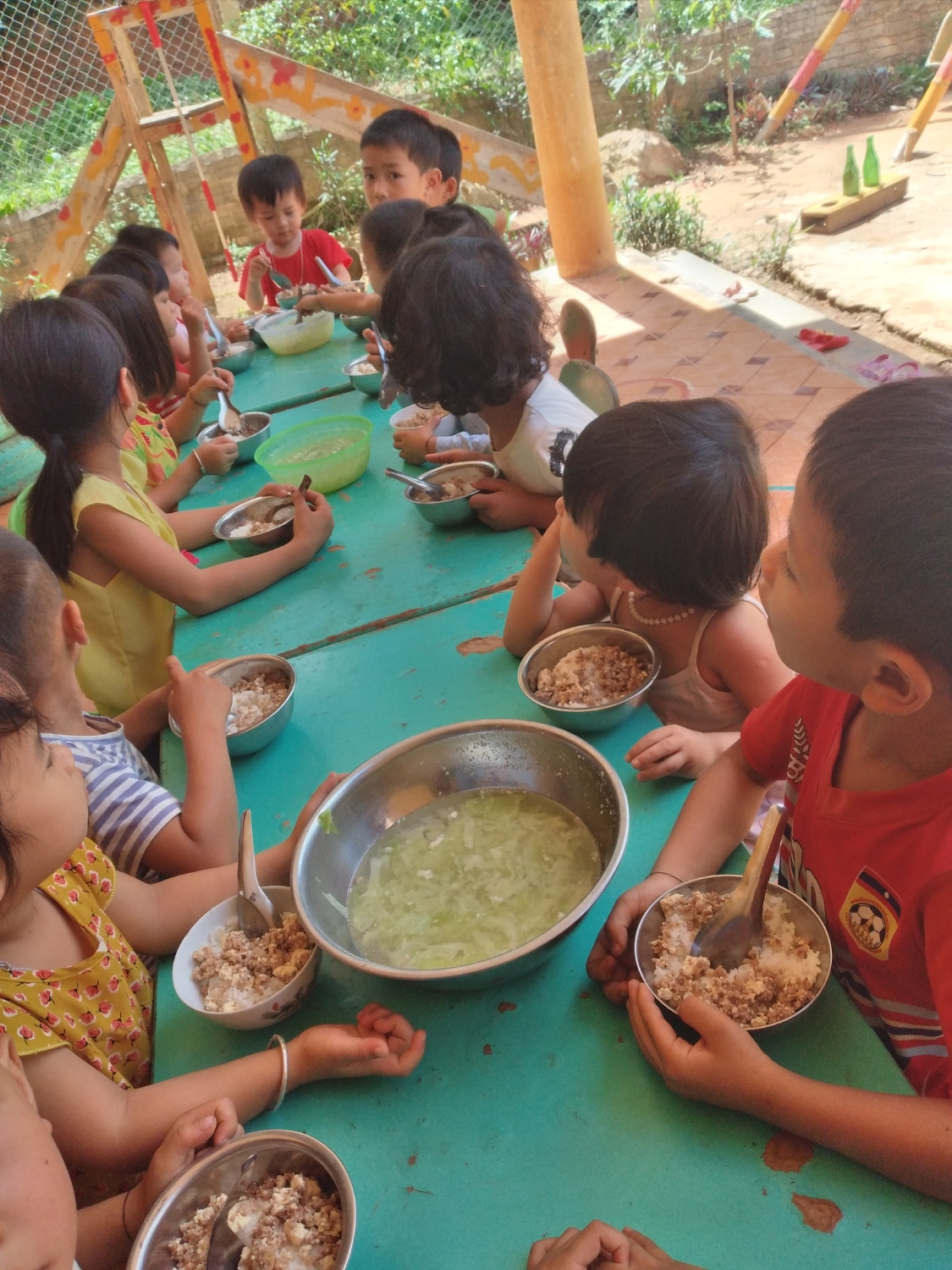 Trẻ đang ăn cơm